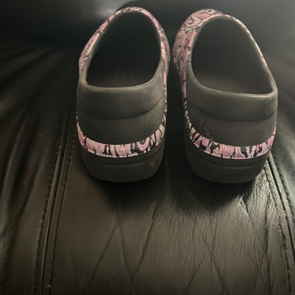 Size 7W Like new condition. Nursing Crocs Size 7W - Picture 4 of 7